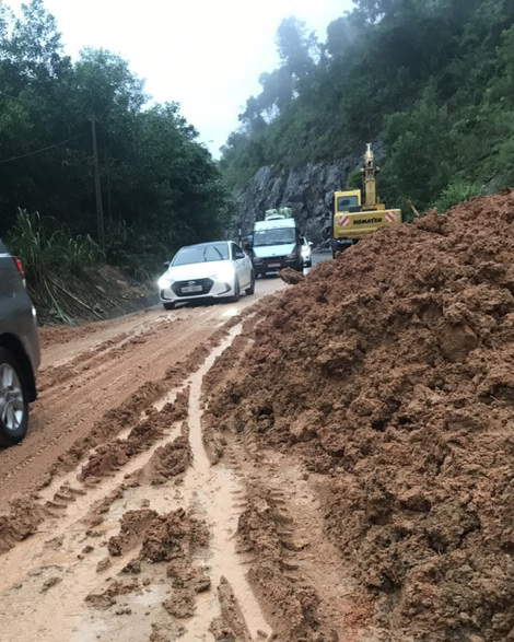 Khánh Hòa: Sạt lở nghiêm trọng trên đèo Khánh Lê